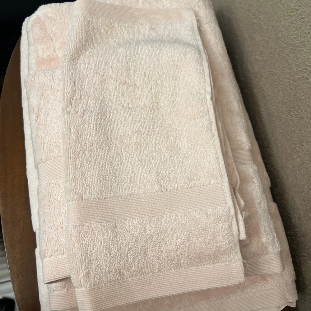 Calvin Klein Light Pink 4-Piece Towel Set Bath Sheet 100% Cotton